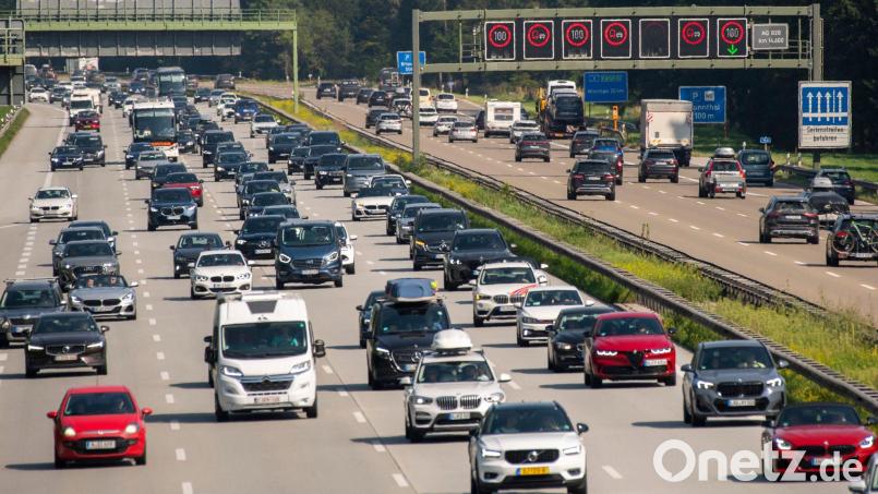 Auch auf der Autobahn 8 rechnet der ADAC wieder mit viel Verkehr rund um den Feiertag. (Archivbild) Bild: Stefan Puchner/dpa