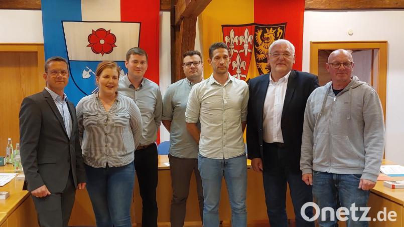 Bürgermeister Jörk Kaduk (links) vereidigte sechs neue Markträte (von links): Jasmin Seidl-Kreuzer, Tobias Luber, Markus Rippl, Udo Hagerer, Klaus Hafner und Wolfgang Platzer. Bild: mfh