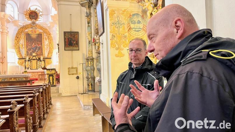 Eine lange Planungszeit liegt hinter ihnen: Kirchenpfleger Martin Thomas (links) und Architekt Johann Ernst fiebern der Sanierung der Wallfahrtskirche St. Quirin entgegen. Bild: Gabi Schönberger