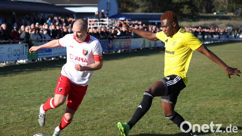 Kapitän Johannes Renner (links) und die SpVgg Trabitz treffen in der Relegation zur Bezirksliga auf den TuS Rosenberg. Bild: Dieter Jäschke