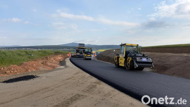Die Ortsumgehung Lochau wird asphaltiert. Bild: Gemeinde Pullenreuth/Kraus/exb