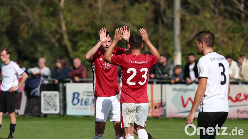 Der TSV Pleystein (rot) möchte erstmals seit über zehn Jahren wieder in die Kreisliga aufsteigen. Bild: Dieter Jäschke