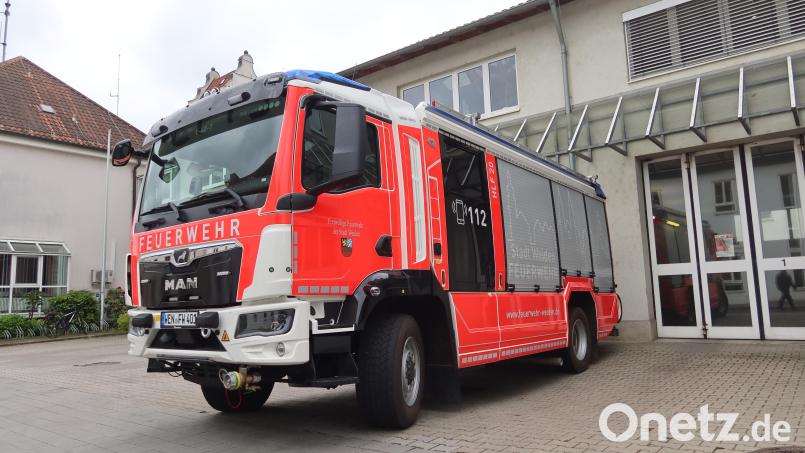 Eines der beiden neuen Hilfeleistungs-Löschfahrzeuge HLF 20 vor der Hauptfeuerwache in Weiden. Zur Ausstattung gehören unter anderem hydraulische Rettungssätze schwerster Bauart, Hebekissen, Mehrzweckzug, Motorsäge, Wassersauger und eine umfangreiche Beleuchtungstechnik. Bild: Kunz