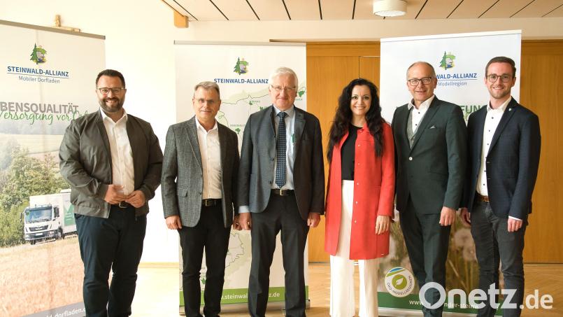 Johannes Reger (Dritter von links) übergab bei der konstituierenden Sitzung den Vorsitz der Steinwald-Allianz an Bürgermeisterin Margit Bayer. Stellvertretende Vorsitzende sind (von links): Matthias Grundler, Karlheinz Budnik Roman Schäffler und Adrian Käß Bild: Steinwald-Allianz