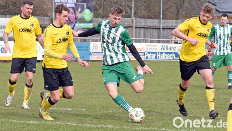 Sandor Balogh (am Ball) spielte in der vergangenen Saison für den SV Mitterteich in der Bezirksliga Ost Oberfranken. Nun wechselt der Mittelfeldspieler zur SpVgg Vohenstrauß. Bild: gb
