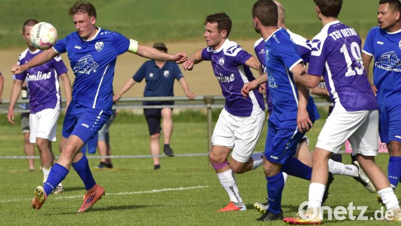 Der Diendorfer Benedikt Meier (links) nimmt im Punktspiel gegen den TSV Detag Wernberg Maß. Der Tabellen-13. der Kreisliga West trifft in seinem ersten Relegationsspiel auf die SG Regental, Zwölfter der Kreisliga Ost. Archivbild: Hans Mark