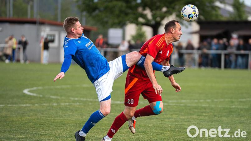 Tobias Götz (rechts) und der TSV Theuern dürfen weiter vom Aufstieg in die Kreisklasse träumen, Michael Weiser und der TuS Rosenberg II steigen dagegen in die A-Klasse ab. Bild: Hannah Dirscherl