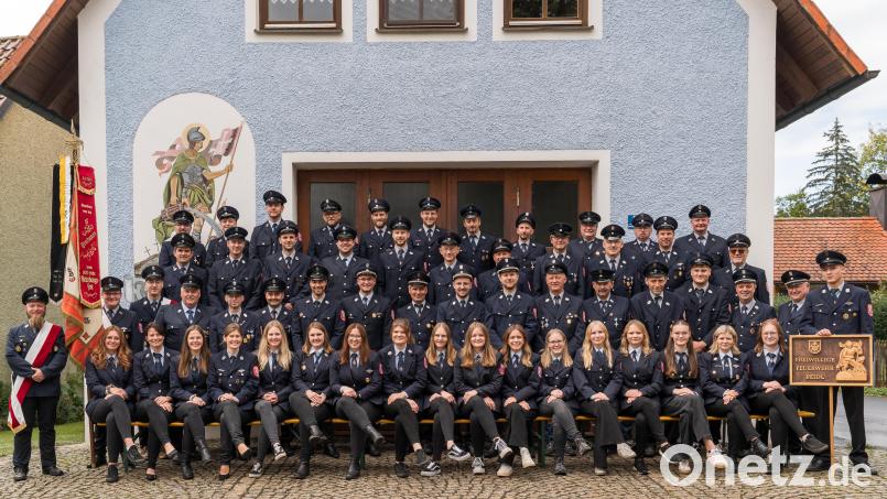 Vor dem schmucken Gerätehaus stellen sich die Aktiven der Feuerwehr zum Gruppenfoto für das anstehende Großereignis, den Feierlichkeiten zum 125-jährigen Bestehen der Wehr. Bild: Stefan Jäger