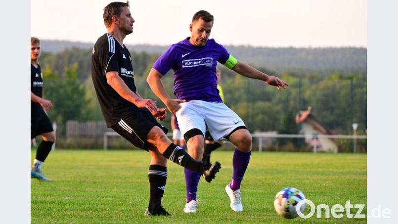 Lucas Pickert (rechts) hat sich im Duell gegen die DJK Falkenberg schwer am Knie verletzt. Archivbild: Thomas Schrems