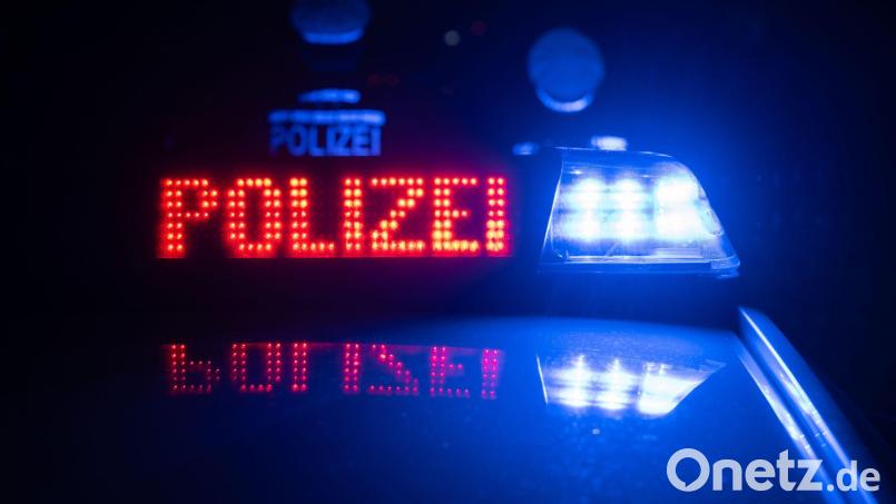 Bei einem Unfall in Maxhütte-Haidhof stoßen ein Mofa und ein Pkw zusammen. Symbolbild: Marijan Murat/dpa