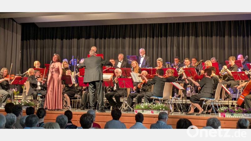 Mit einem festlichen Muttertagskonzert hat das Salonorchester Neustadt/WN zahlreiche Besucher in der Stadthalle Neustadt begeistert. Bild: Nicolaus Dick