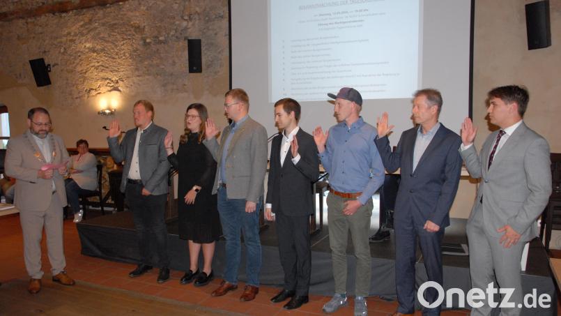 Der Schmidmühlener Bürgermeister Daniel Sandner vereidigt die neuen Gemeinderäte (von links) Fabian Klieber, Paula Weigert, Louis Weigert, Torsten Flieder, Stefan Dirmeier, Frank Flieder und Anton Zitzler. Bild: pop