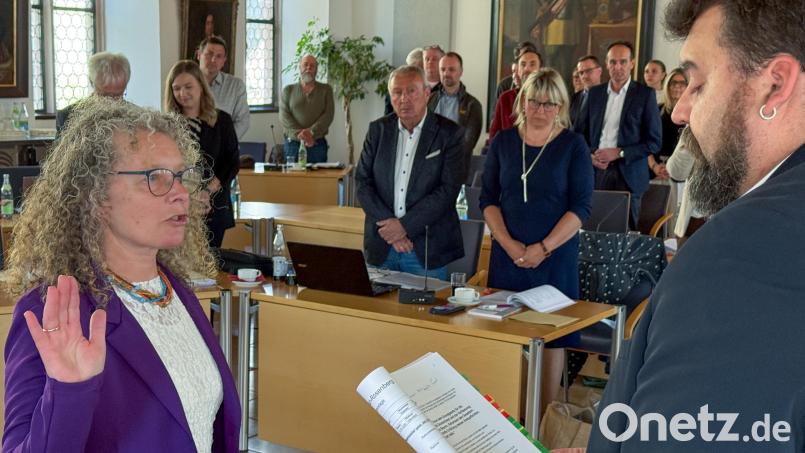 Yvonne Rösel von den Grünen ist die neue 3. Bürgermeisterin von Sulzbach-Rosenberg. Bürgermeister Stefan Frank nahm ihr den Eid ab. Bild: Petra Hartl