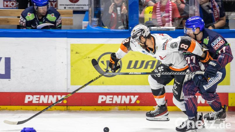 Nathan Burns (l) spielt künftig für Ingolstadt. (Archivbild) Bild: Andreas Gora/dpa