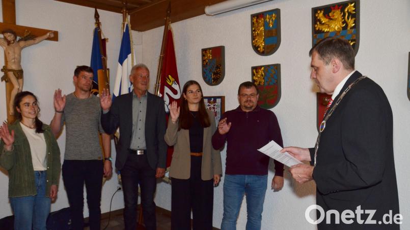 Die neuen Stadträte Stefanie Weig (FWG), Maximilian Zehent (JU), Wolfgang Helm (SPD), Julia Beugler (JU) und Timo Bayer (SPD) wurden von Bürgermeister Werner Rieß (rechts) vereidigt. Bild: dob