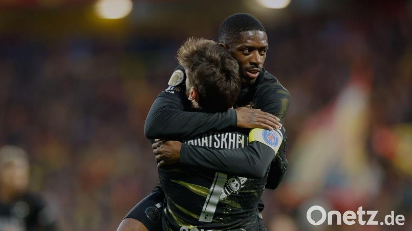 Chwitscha Kwarazchelia feiert mit Ousmane Dembélé (hinten) das 1:0. Bild: Jean-Francois Badias/AP/dpa