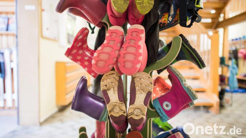 Gummistiefel gehören zum Kindergarten- und Krippenalltag wie die Brotzeitbox: Stand jetzt ist es in Amberg so, dass zum Start des neuen Kita-Jahres am 1. September alle Kinder, die einen Betreuungsplatz brauchen, auch einen haben. Symbolbild: Andreas Arnold/dpa
