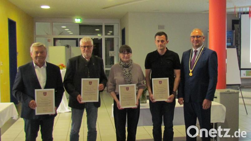 Herbert Steiner (von links), Johann Gurdan, Andrea Bertelshofer und Philipp Fuhrmann wurden von Bürgermeister Richard Kammerer (rechts) aus dem Markgemeinderat verabschiedet. Bild: sei