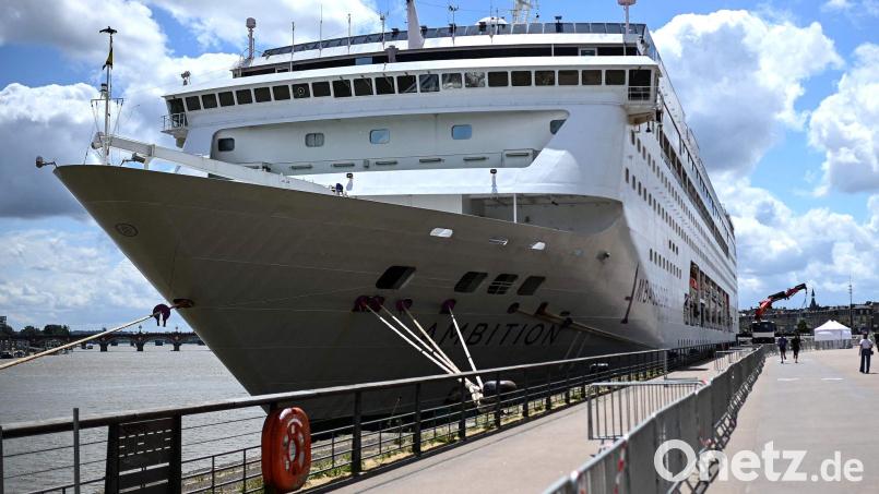 1.700 Passagiere und Crew-Mitglieder sitzen nach einer Welle von Magen-Darm-Erkrankungen auf einem Kreuzfahrtschiff in Bordeaux fest. Bild: Christophe Archambault/AFP/dpa