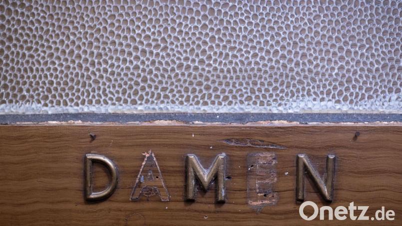 Die Grünen im bayerischen Landtag wollen Geschlechtergerechtigkeit auf der Toilette schaffen - lange Warteschlangen bei den Damen sollen bekämpft werden. Symbolbild: Jens Büttner/dpa-Zentralbild/dpa