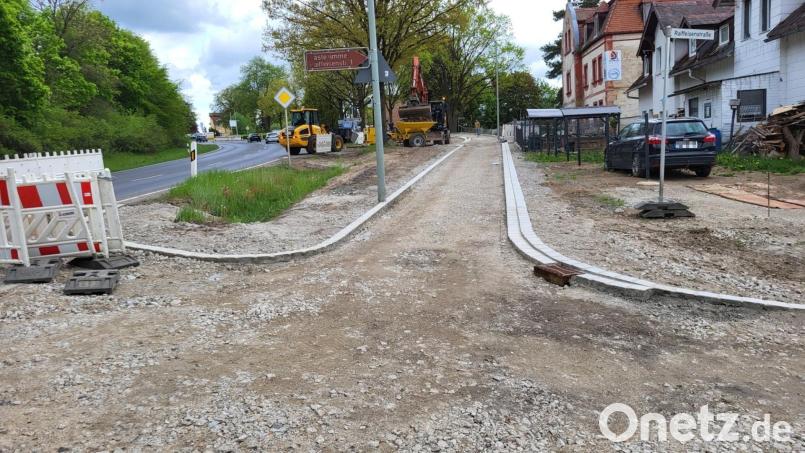 Der Fuß- und Radweg entlang der Mitterteicher Straße im Abschnitt zwischen Notariat und der Einmündung zur Raiffeisenstraße wird noch im Mai asphaltiert. Bild:  Stadt Waldsassen/Hubert Siller
