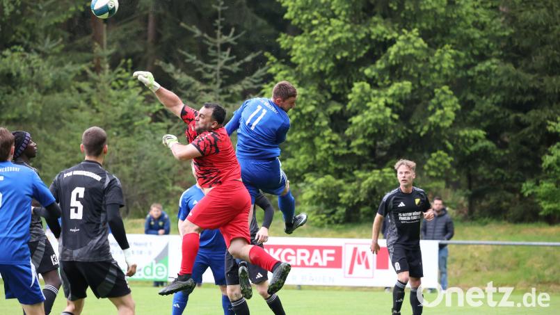 Windischeschenbachs Schlussmann Seifer Latorre hielt seinen Kasten sauber. In dieser Szene scheitert Patrick Hutzler (Nummer 11) von der SG Neustadt/Tremmersdorf II. Bild: Dieter Jäschke