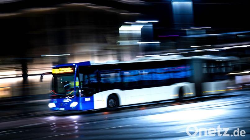 Die Ortsdurchfahrt in Wolfsbach ist wieder offen, die Busse verkehren wieder nach Fahrplan. Symbolbild: Sina Schuldt/dpa