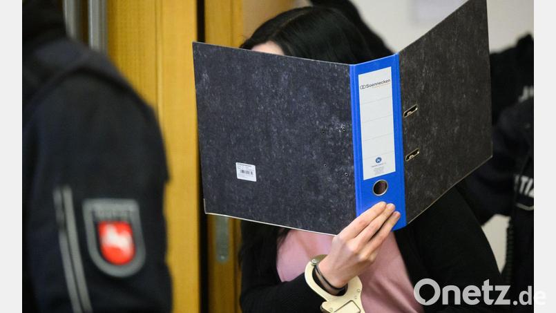Eine 27-jährige Frau muss für einen Mordversuch mit Ameisensäure für zwölf Jahre in Haft. (Archivbild) Bild: Julian Stratenschulte/dpa