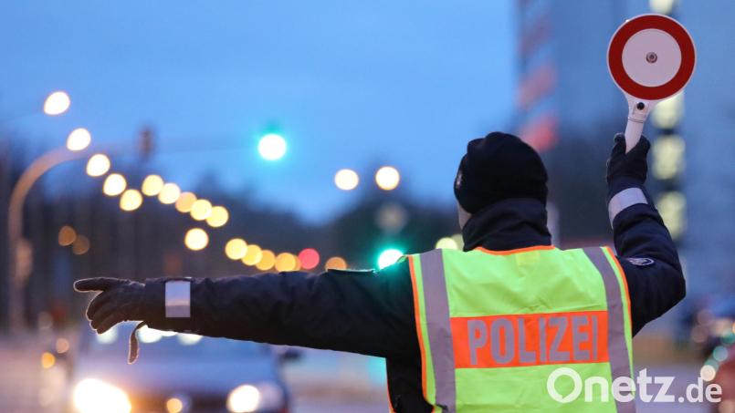 Ein 36-jähriger Autofahrer flüchtete auf der A93 vor der Polizei. Symbolbild: Bernd Wüstneck/dpa