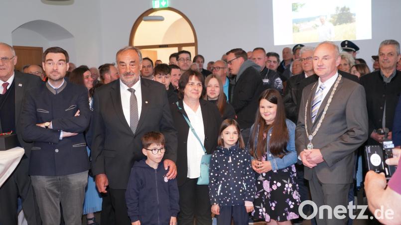Altbürgermeister Josef Beimler mit seiner Frau Hilde, seiner Familie und Bürgermeister Georg Bocka (rechts) bei seiner Verabschiedung. Bild: fvo