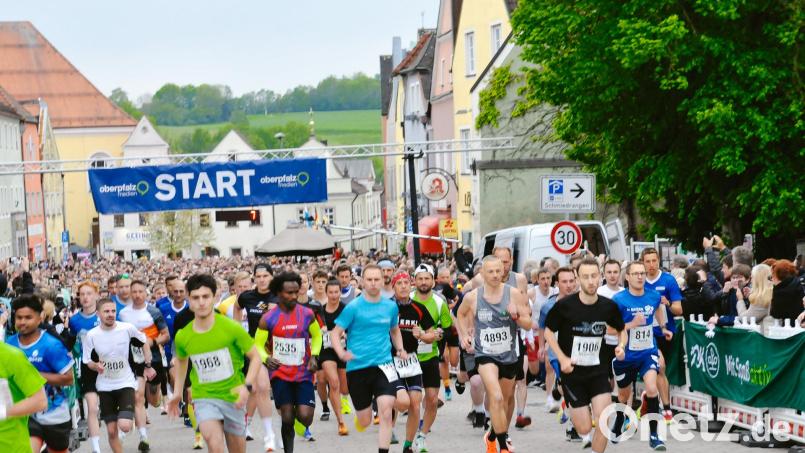 2024 gingen mehrere Tausend Teilnehmer beim Nofi-Lauf in Neustadt/WN an den Start. Am 21. Mai werden in Weiden mehr als 6700 Läufer beim diesjährigen Event erwartet. Archivbild: Alexander Unger