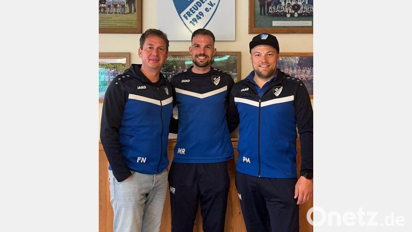 Florian Neiß (links) und Michael Roith (Mitte) bleiben dem SV Freudenberg auch in der kommenden Saison erhalten. Sportdirektor Patrick Meiler scheint's zu freuen. Bild: SV Freudenberg