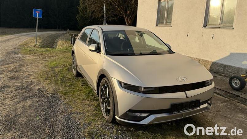 Golden glänzt der Hyundai im Sonnenlicht. Johannes Baierl aus Vohenstrauß wäre aber glücklicher, wenn er auf dem Hof eines Amberger Autohändlers glänzen würde, bei dem er das Auto geleast hat. Bild: Johannes Bayerl