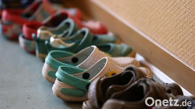 Kinderschuhe stehen einer Kita. Der Schwandorfer Stadtrat hat am Montag über eine weitere Erhöhung der Kindergartengartenbeiträge debattiert. Symbolbild: Bernd Wüstneck/dpa