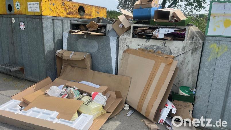 Vor den Containern in der Lagerhausstraße in Vohenstrauß stapelt sich der illegale Müll. Bauschutt und Silikonkartuschen oder Gelbe Säcke sind hier fehl am Platz, und auch Kartonagen dürfen nicht vor den Containern abgelegt werden. Bild: Stadt Vohenstrauß/exb