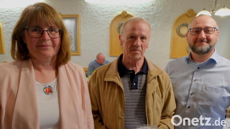 Marika Mauerer (links) und Thomas Stetter (rechts) gratulierten Vorstandsmitglied Walter Wirth für seine 30-jährige Mitverantwortung in der Geschäftsführung der Baugenossenschaft "Eigenheim" in Floß. Bild: Fred Lehner