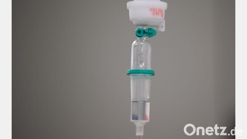Das Bundesinstitut für Arzneimittel und Medizinprodukte warnt vor sogenannten Drip-Spa-Infusionen. Dabei werden dem Körper Vitamine und Mineralstoffe hoch konzentriert zugeführt. Der Nutzen ist aber nicht wissenschaftlich belegt. (Archivbild) Bild: Sebastian Gollnow/dpa