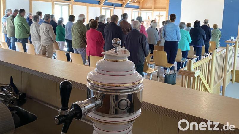 Vorne an der Tür sind Theke und Schankanlage, im Anschluss der Veranstaltungsraum des Dorfheims: Hier finden während der Kirchenrenovierung die Gottesdienste statt. Bild: Völkl