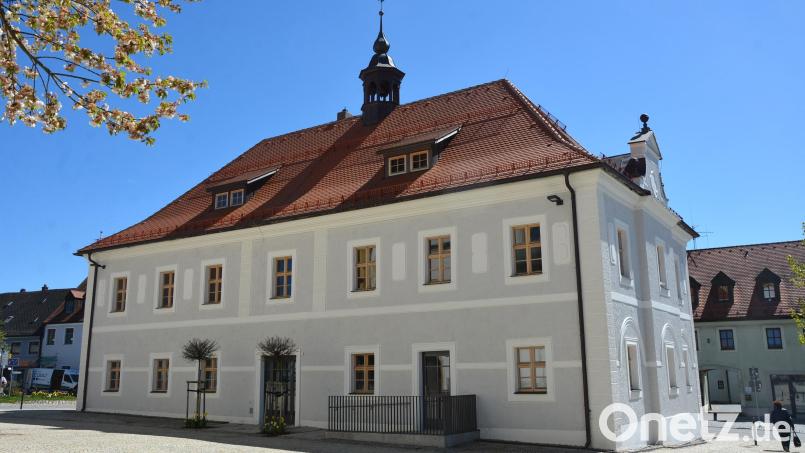 Das Historische Rathaus in Mitterteich, wo auch der städtische Sitzungssaal untergebracht ist: In der konstituierenden Sitzung des Stadtrats gab es massive Kritik an einem Absatz im Entwurf der neuen Geschäftsordnung. Archivbild: jr