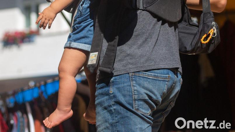 In Deutschland erklären 42 Prozent der Väter, kranke Kinder mindestens ebenso häufig zu betreuen wie ihre Partnerinnen. (Symbolbild) Bild: Fernando Gutierrez-Juarez/dpa