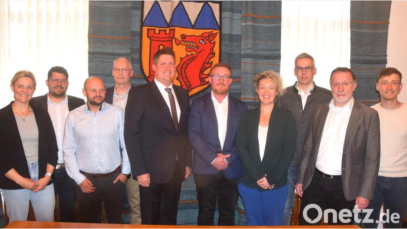 Michael Hammer (Fünfter von links) ist neuer Bürgermeister von Irchenrieth. Daniela Kick, Christoph Hammer, Stefan Dotzler, Roland Bodensteiner (von links), Jakob Hammer, Markus Fillinger, Markus Gruber, Alexandra Grohmann und Marcel Illgen (von rechts) sind die neuen Gemeinderäte. Bild: fz