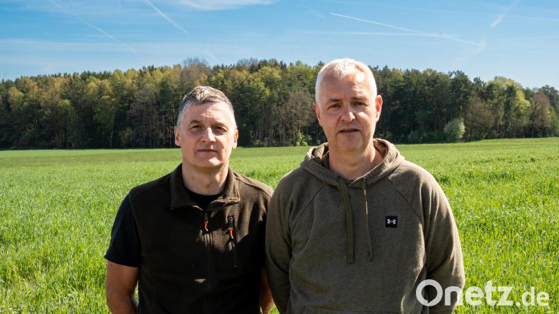 Die Jagdpächter Martin Gottsche (links) und Markus Stopfer kündigen ihren Jagdpachtvertrag vorzeitig. Der Wolf, Zoonosen, Freizeitdruck und Bauvorhaben vermiesen den Jägern ihr Hobby, dem sie seit Jahrzehnten nachgehen. Bild: Franka Eichl