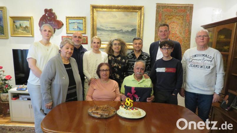 Im Kreise seiner Familie und Freunde feierte Yusuf Puran(sitzend) seinen 85. Geburtstag. Bürgermeister Ernst Schicketanz (hinten, rechts) gratulierte im Namen der Gemeinde. Bild: adj