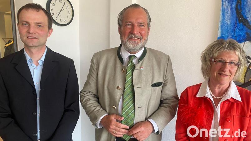 Die Stellvertreter des Nabburger Bürgermeisters Frank Zeitler (Mitte) bleiben Irene Ehemann (rechts) und Johann Kleber (links). Bild: Wilhelm Amann