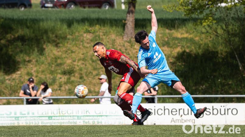Bloß nicht Straucheln: Am Samstag geht's für die DJK Ensdorf (hellblau) um den Aufstieg in die Kreisliga. Bild: Hannah Dirscherl