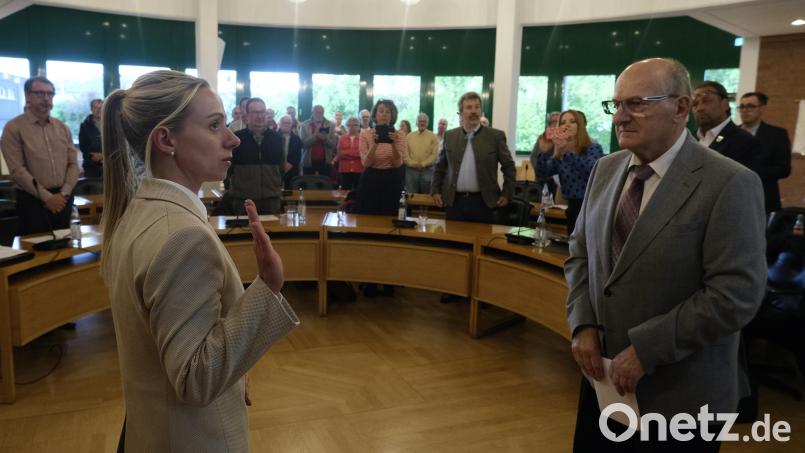 Hubert Blödt, das älteste Gemeinderatsmitglied, nahm der neuen Bürgermeisterin Elisabeth Gruber den Eid ab. Bild: gsp