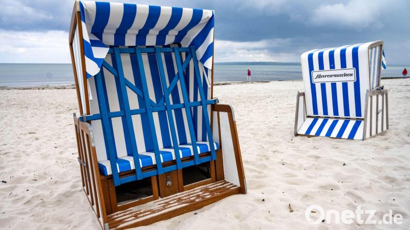 Die Strandkörbe auf Rügen sind noch verschlossen. Bild: Stefan Sauer/dpa