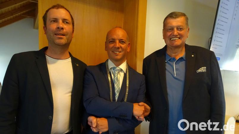 Sie bilden die politische Führungsspitze in der Gemeinde Fensterbach: (von links) Dritter Bürgermeister Tobias Dirrigl, Erster Bürgermeister Florian Adam, Zweiter Bürgermeister Franz Ziegelmeier. Bild: Houschka