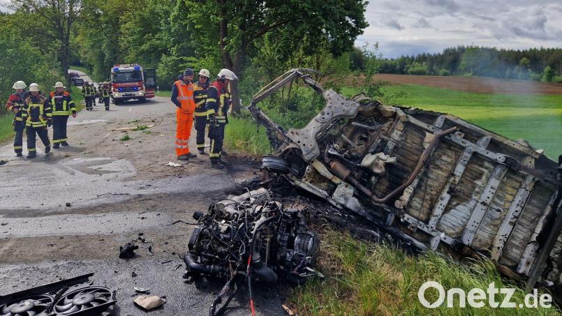 Der Kleintransporter brannte vollständig aus. Bild: -/Kreisbrandinspektion Cham/dpa