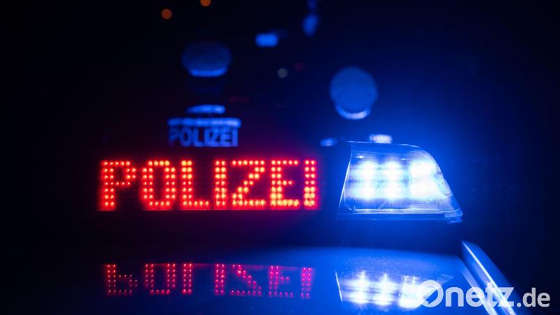 Eine 39-jährige Frau aus Schwandorf beschädigt beim Einparken ein Auto und flüchtet. Die Polizei ermittelt wegen Fahrerflucht. Symbolbild: Marijan Murat/dpa